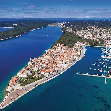 1 Bedroom Awesome Apartment In Supetarska Draga Bagian luar foto