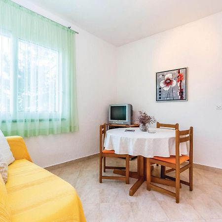 1 Bedroom Awesome Apartment In Supetarska Draga Bagian luar foto