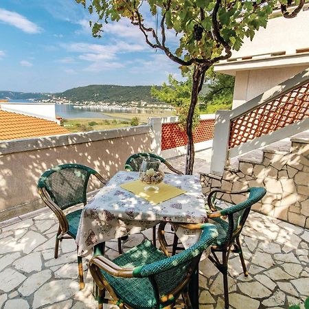 1 Bedroom Awesome Apartment In Supetarska Draga Bagian luar foto