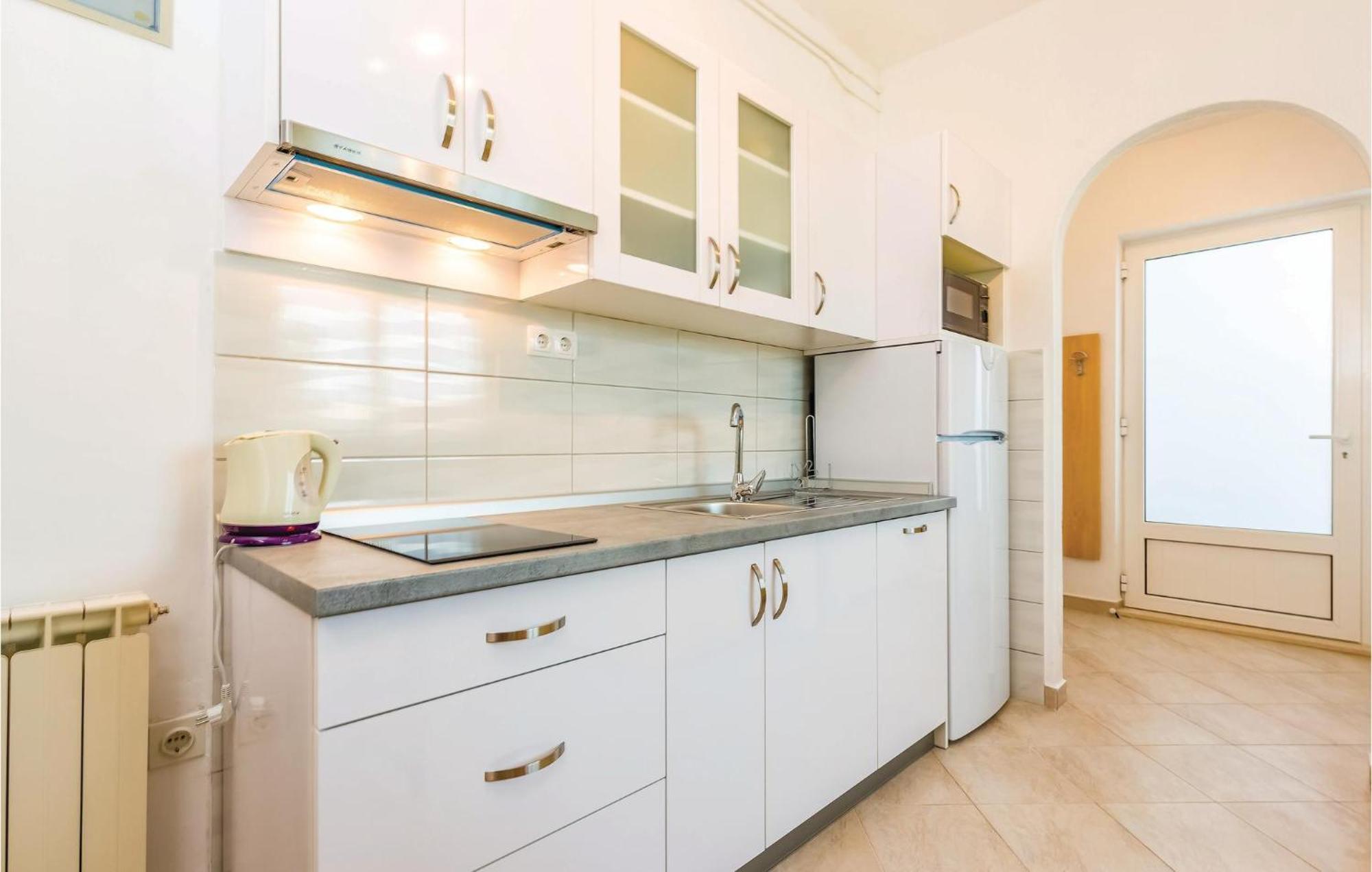 1 Bedroom Awesome Apartment In Supetarska Draga Bagian luar foto