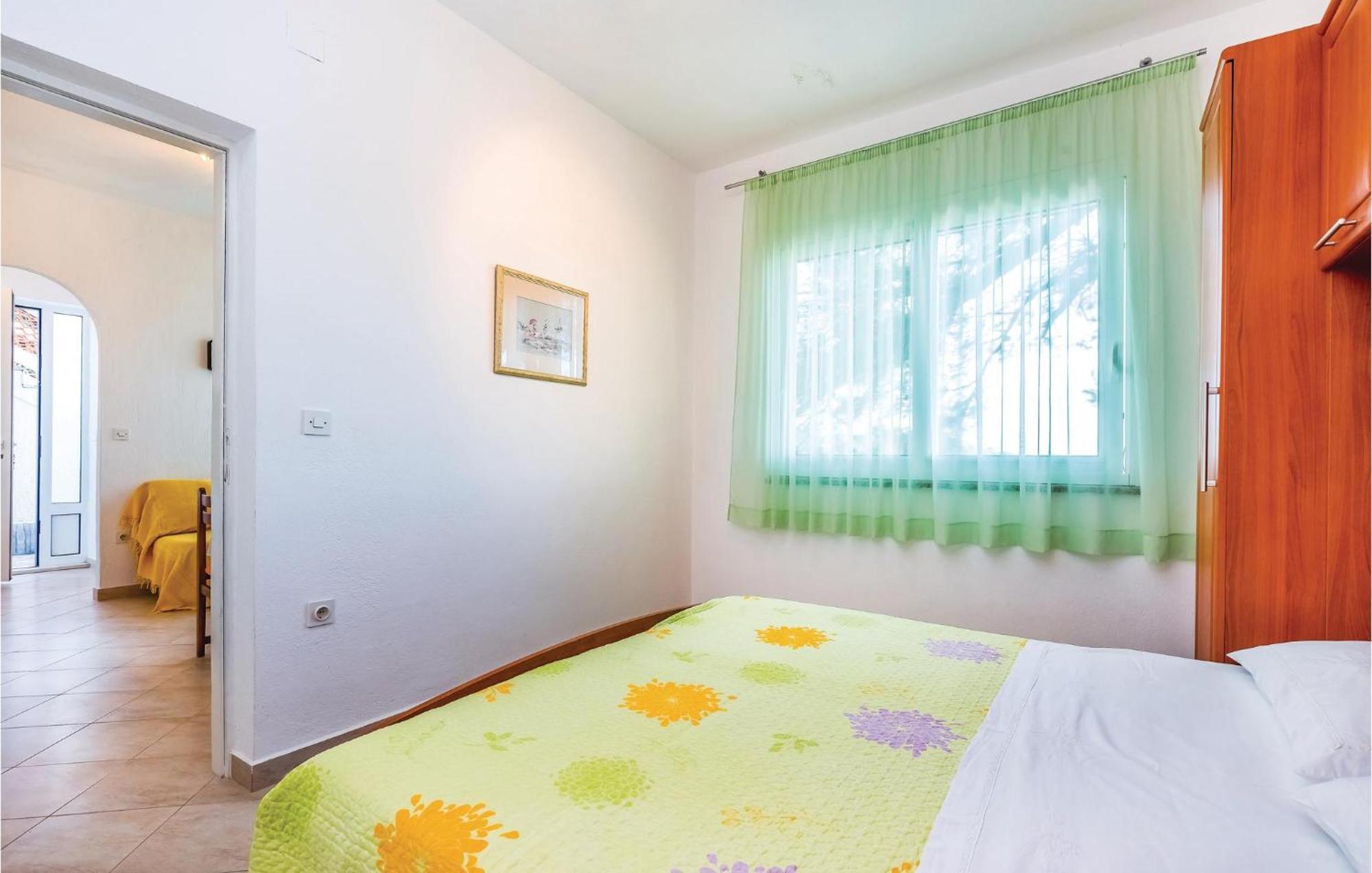1 Bedroom Awesome Apartment In Supetarska Draga Bagian luar foto