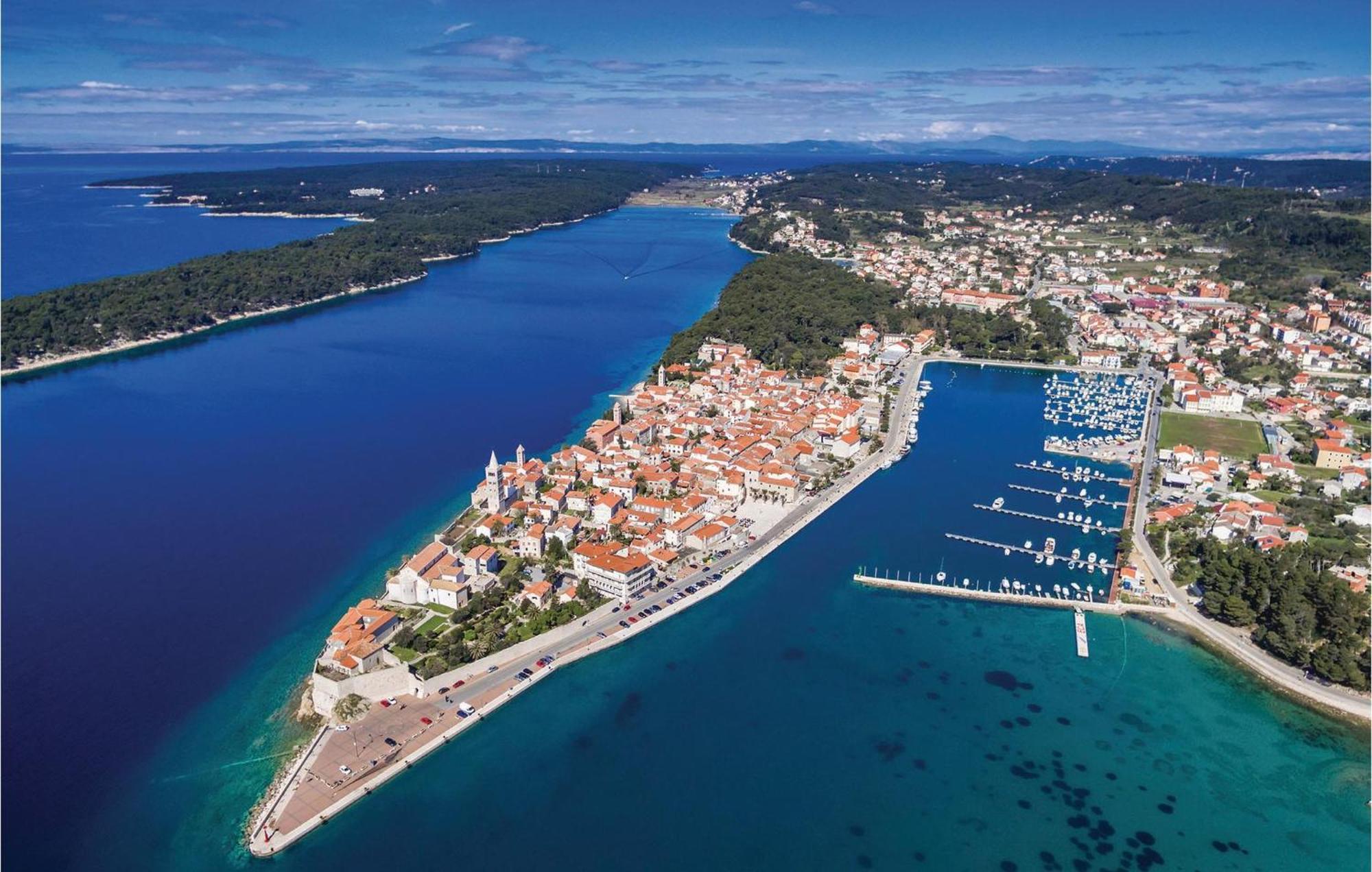 1 Bedroom Awesome Apartment In Supetarska Draga Bagian luar foto