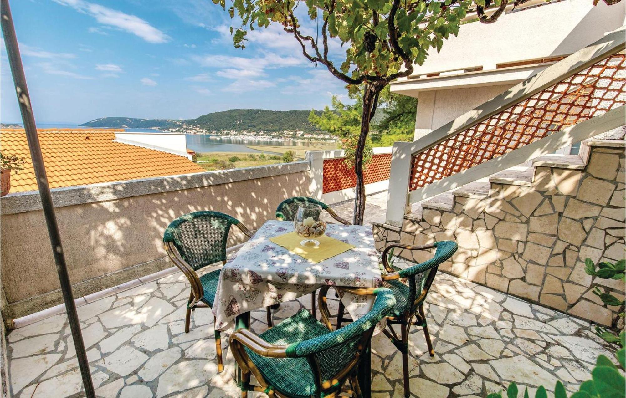 1 Bedroom Awesome Apartment In Supetarska Draga Bagian luar foto