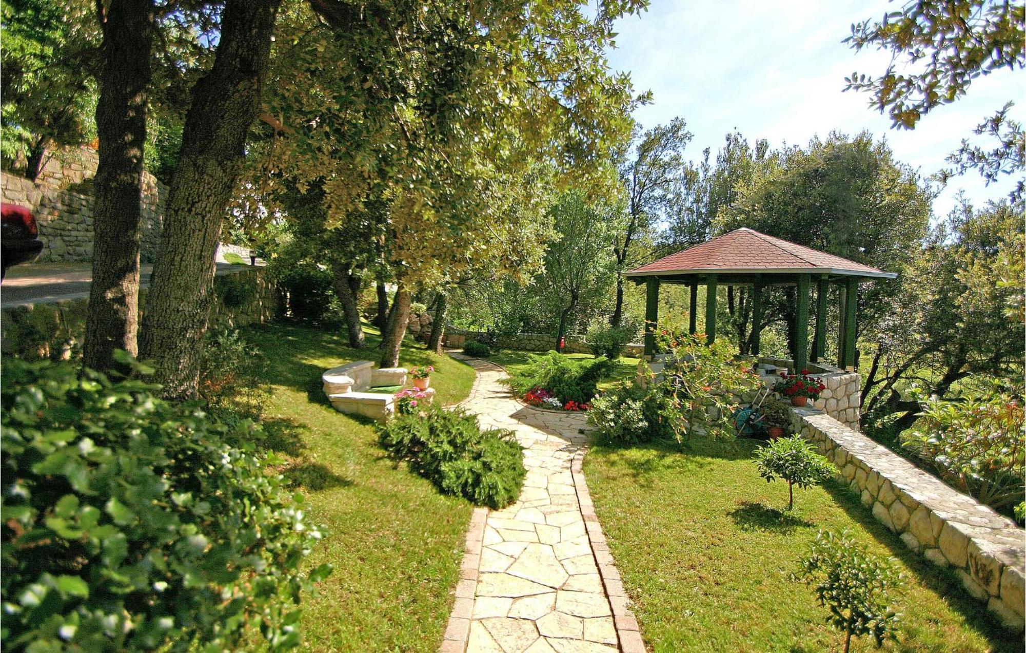 1 Bedroom Awesome Apartment In Supetarska Draga Bagian luar foto