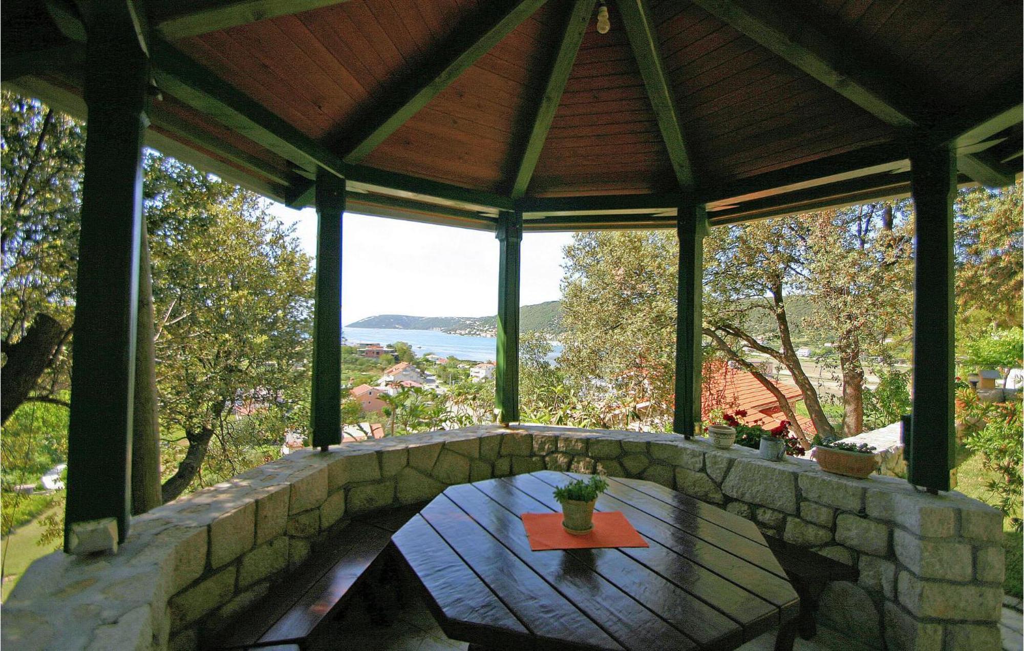 1 Bedroom Awesome Apartment In Supetarska Draga Bagian luar foto