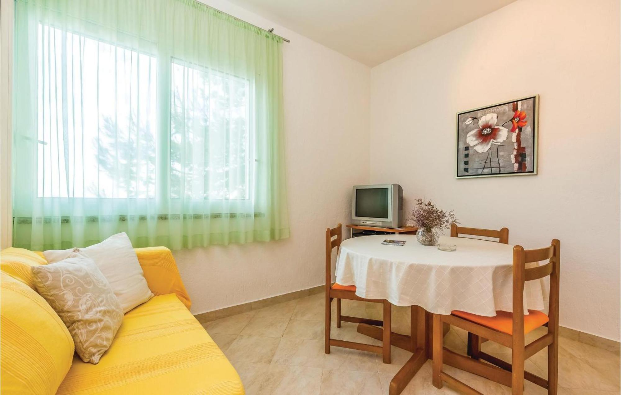 1 Bedroom Awesome Apartment In Supetarska Draga Bagian luar foto