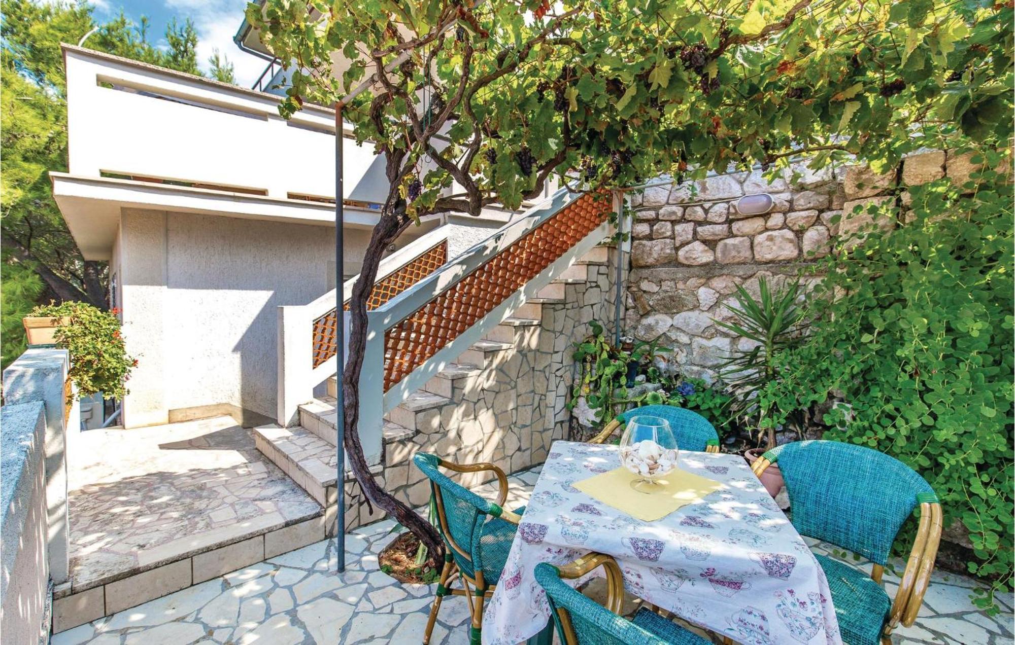 1 Bedroom Awesome Apartment In Supetarska Draga Bagian luar foto