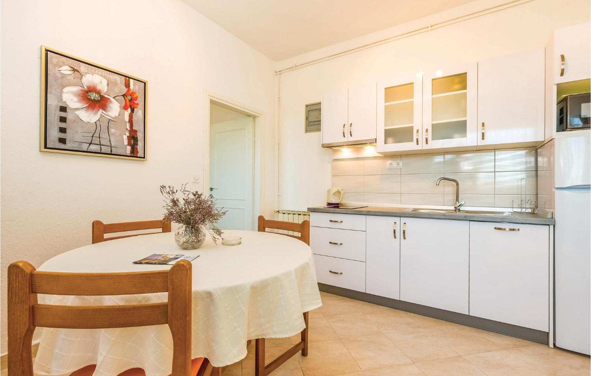 1 Bedroom Awesome Apartment In Supetarska Draga Bagian luar foto
