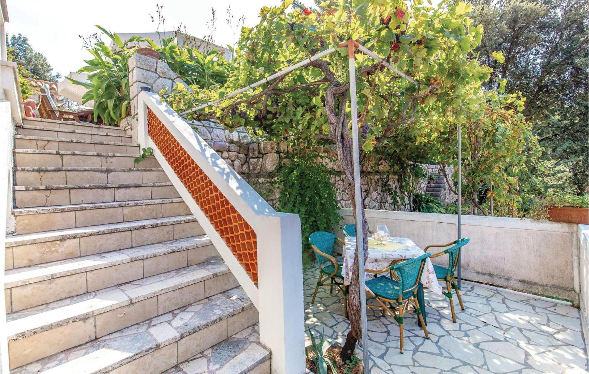 1 Bedroom Awesome Apartment In Supetarska Draga Bagian luar foto