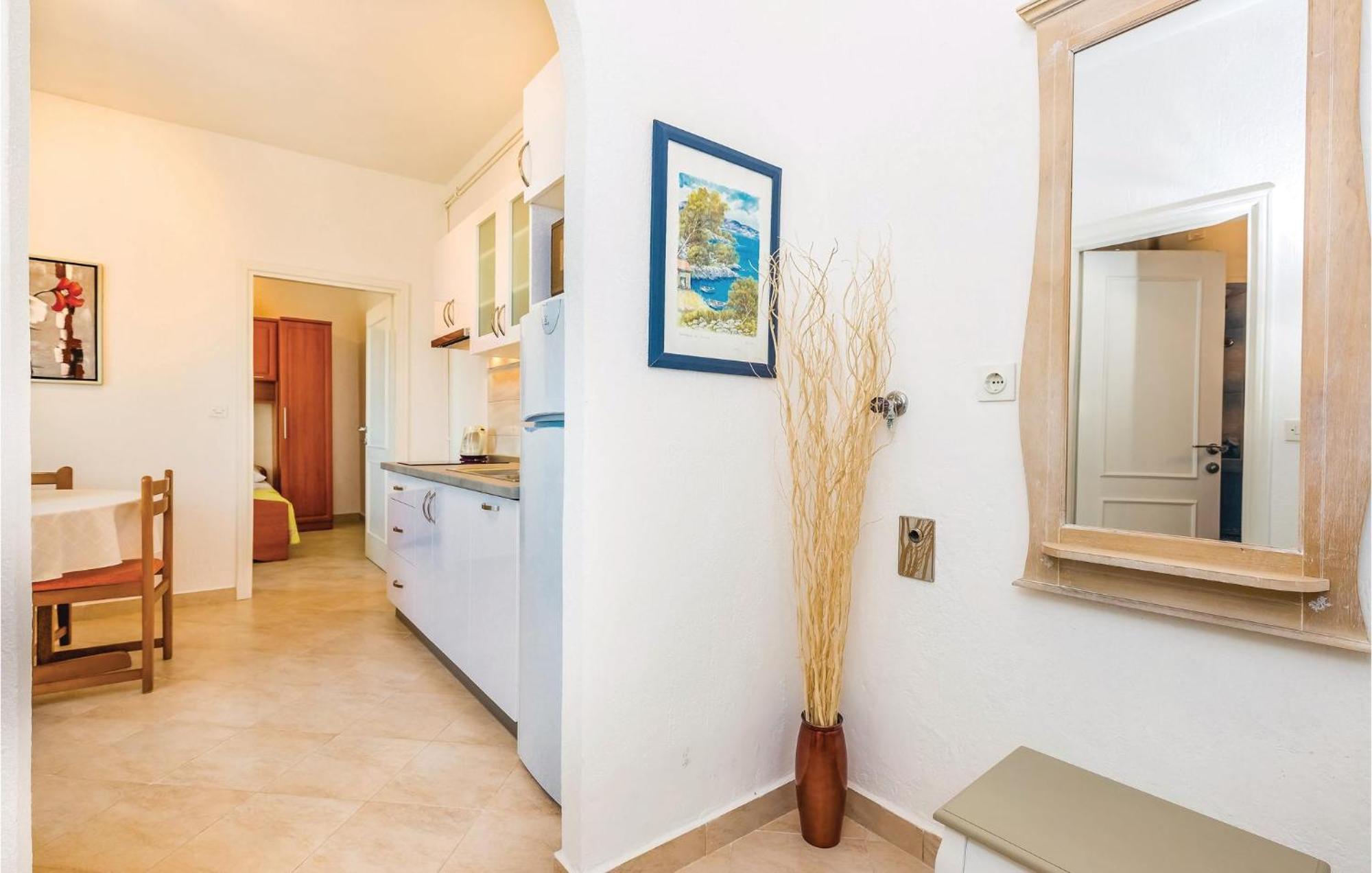1 Bedroom Awesome Apartment In Supetarska Draga Bagian luar foto